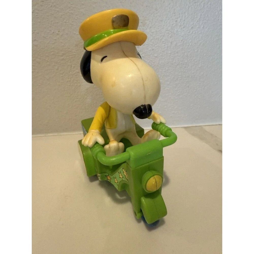 Vintage Peanuts Snoopy On Green Delivery Scooter Pull Back Toy 1958 1966 *READ
